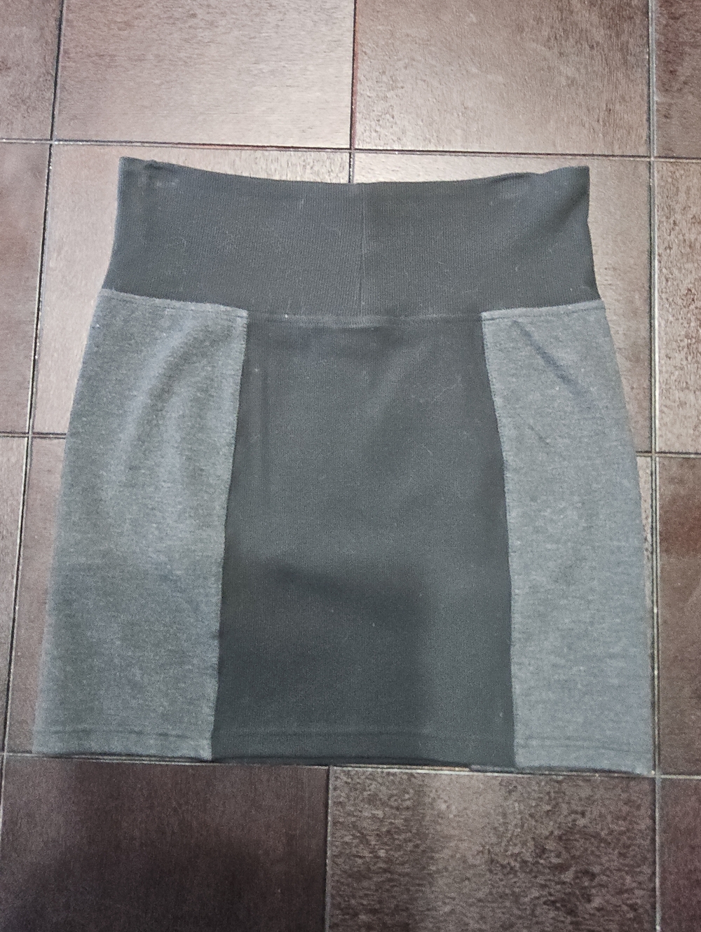 Aritzia Wilfred Black and Gray Two-Tone Stretch Pencil Skirt